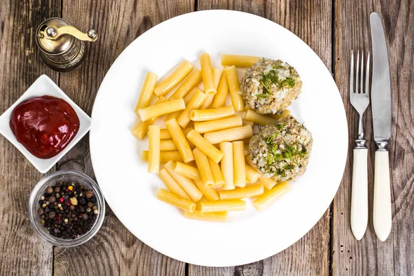 Pasta met gehaktballen en ketchup voor de lunch — Stockfoto