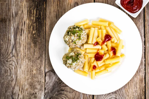 Pasta met gehaktballen en ketchup voor de lunch — Stockfoto