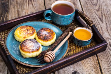 Vintage kupa ahşap tepsi ballı krep