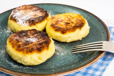 Lor peynirli gözleme beyaz arka plan üzerinde plaka üzerinde