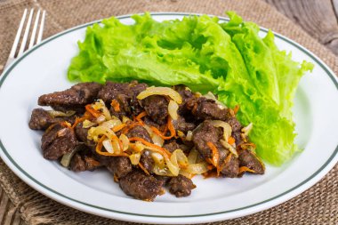 Calfs karaciğer letucce garnitür ile