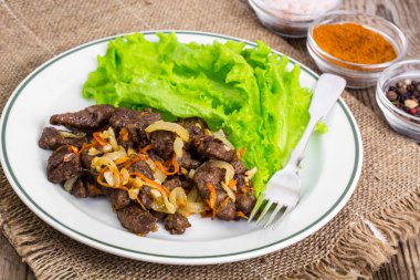 Calfs karaciğer letucce garnitür ile