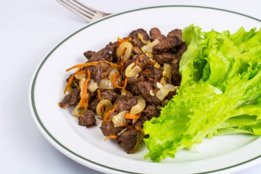 Calfs karaciğer letucce garnitür ile