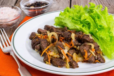 Calfs karaciğer letucce garnitür ile