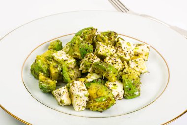 Tofu, avokado ve otlar ile salata