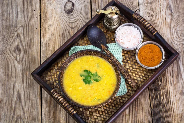 Sopa de purê de lentilhas em um boliche de madeira em uma bandeja — Fotografia de Stock