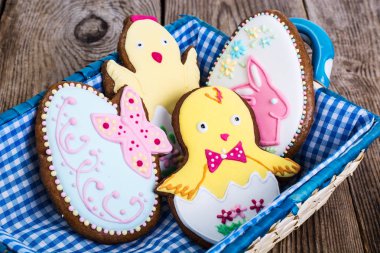 Ahşap arka plan üzerinde Paskalya temalı kurabiye