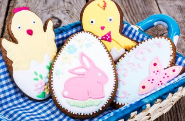 Ahşap arka plan üzerinde Paskalya temalı kurabiye