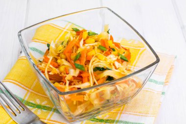 Mısır tarlasında bir cam salata tabağı ile sebze salatası