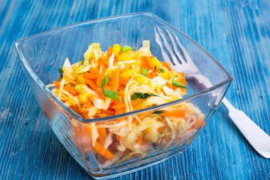 Mısır tarlasında bir cam salata tabağı ile sebze salatası