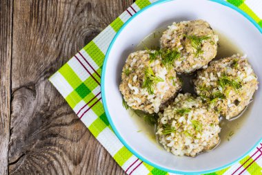 Pirinç taneleri bir mavi seramik kase etli köfte