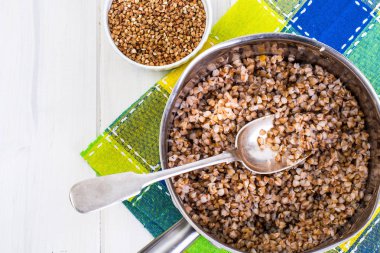 Metal bir kaba haşlanmış buğday