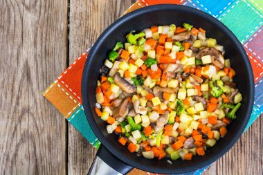 Sebzeler tavada pişirilmiş mantarlı