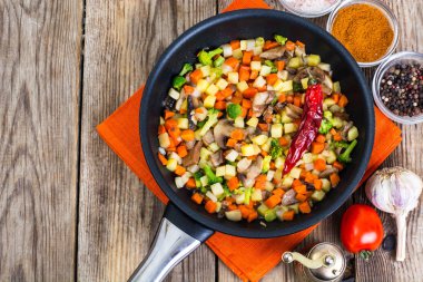 Sebzeler tavada pişirilmiş mantarlı