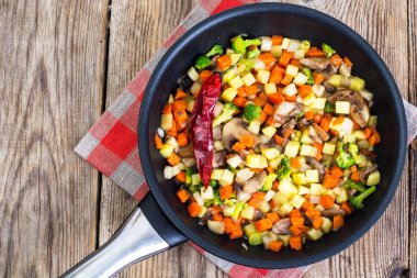 Sebzeler tavada pişirilmiş mantarlı