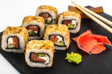 Kara taş üzerine özgün suşi rulo