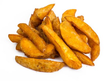 Fast food, beyaz zemin üzerine patates dilimleri