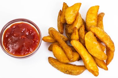 Fast food, beyaz zemin üzerine patates dilimleri