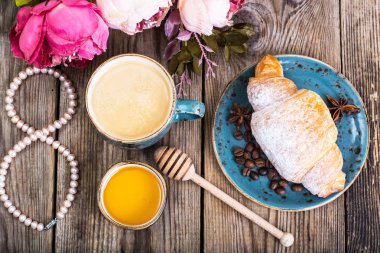 Kruvasan kahvaltı için bal Mart 8 ile