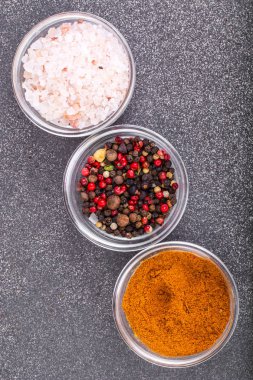 Çeşitli baharatlar, soslar ve hububat backgro üzerinde cam kalıpları içinde Kuru