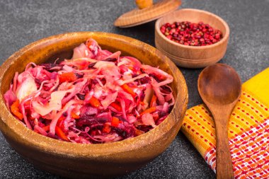 Salata lahana, havuç, pancar ve ahşap bir kapta tereyağı yeniden