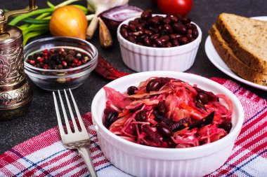 Çiğ sebze, barbunya, ekmek, salata