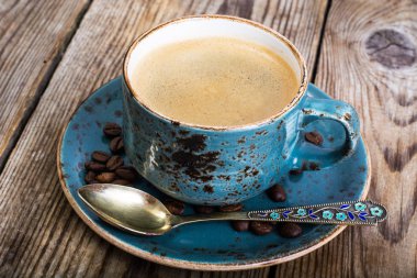 Espresso kahve vintage ahşap zemin üzerine mavi Kupası
