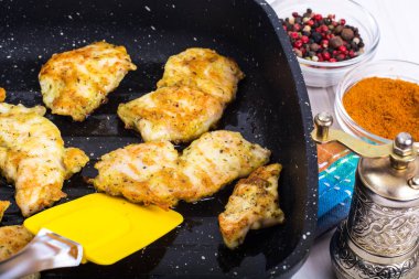 Izgara tava tavuk fileto dilimleri