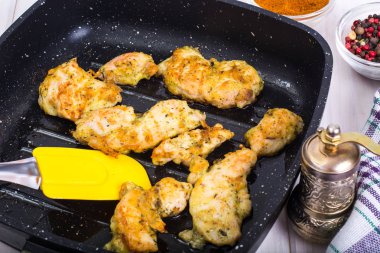 Izgara tava tavuk fileto dilimleri