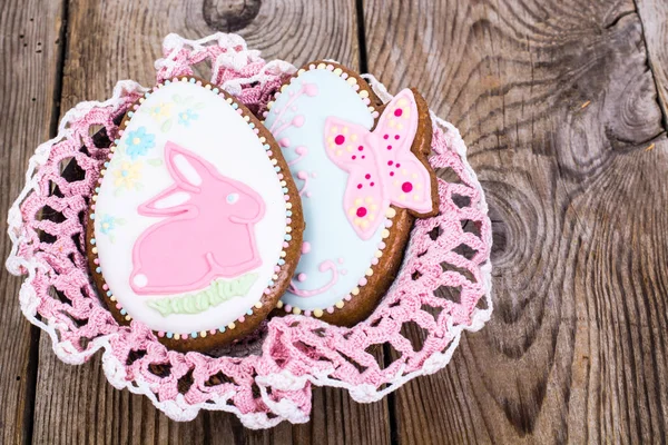 Pan de jengibre con tema de Pascua sobre un fondo de madera — Foto de Stock