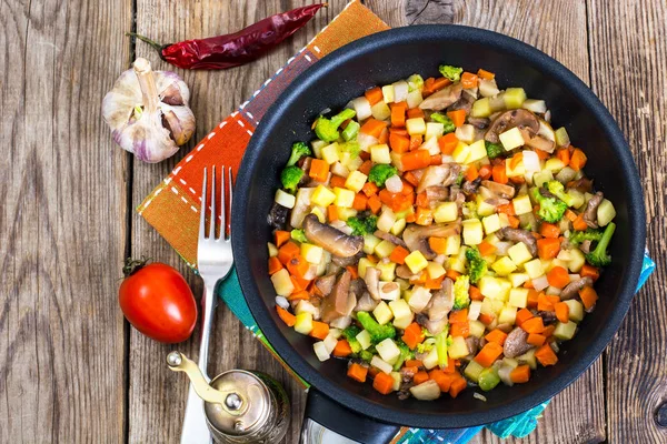 Groenten met champignons, gekookt in koekenpan — Stockfoto