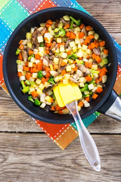 Groenten met champignons, gekookt in koekenpan — Stockfoto