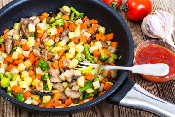 Verduras con champiñones, cocidas en sartén — Foto de Stock