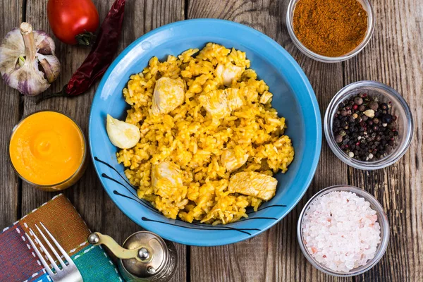 Pilaf com arroz, carne, cenoura e suco de abóbora — Fotografia de Stock