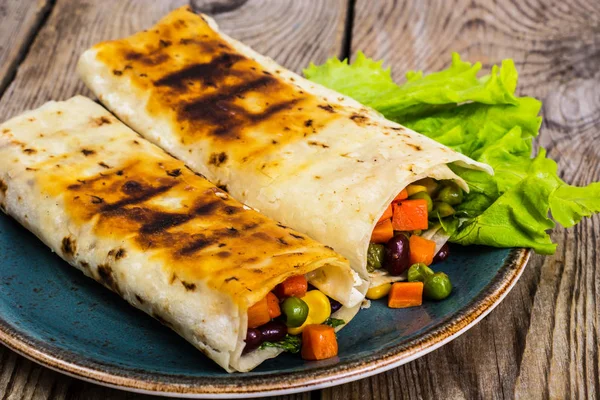 Tortilla mavi tabakta sebze karışımı ile — Stok fotoğraf