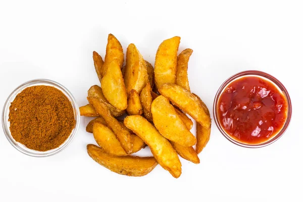 Fast Food, Kartoffelscheiben auf weißem Hintergrund — Stockfoto