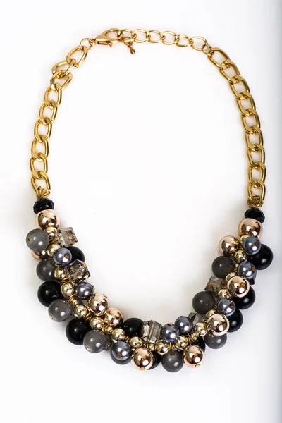 Smycken halsband av färgade pärlor — Stockfoto