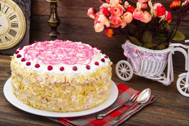 Sünger kek bademli, çırpılmış krema ve çilek