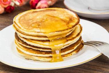 Güzel kokulu bal ile sıcak gözleme