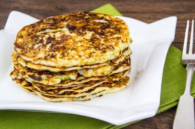 Ahşap arka plan üzerinde sebze lahana gözleme