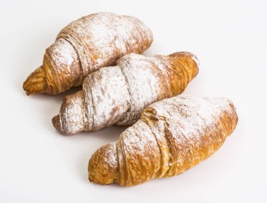 Beyaz arka plan üzerinde taze sıcak ay çöreği