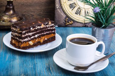 Karamel ve mavi zemin üzerine fındık ile çikolatalı kek