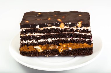 Çikolata karamel pasta beyaz arka deli ve çırpılmış krema ile