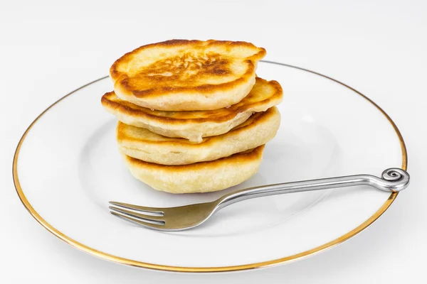 Exuberantes buñuelos dulces en plato blanco — Foto de Stock