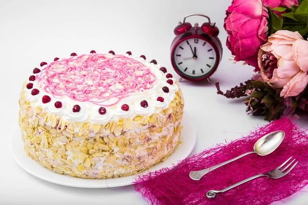 Губка торт с миндалем, взбитые сливки и ягоды — стоковое фото