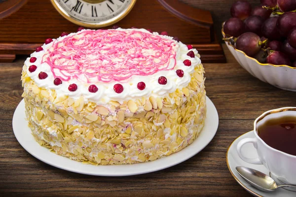 Губка торт с миндалем, взбитые сливки и ягоды — стоковое фото