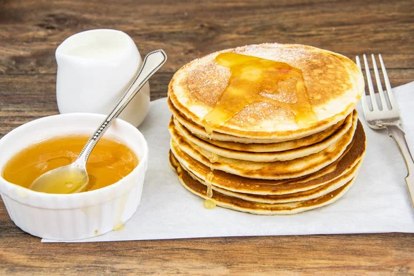 Hot Pancake with fragrant honey — Stock Photo, Image
