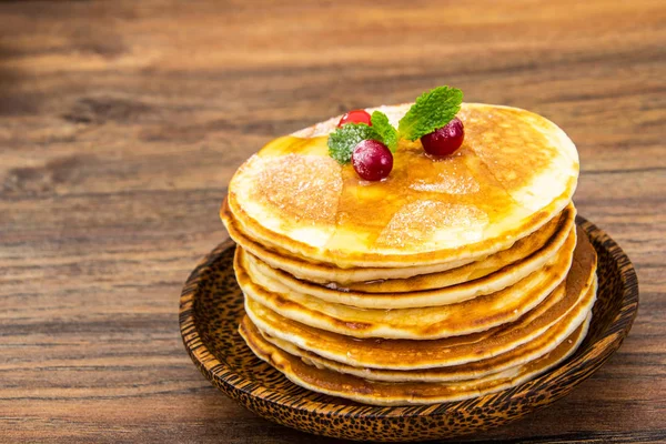 Leckere Pfannkuchen mit Preiselbeeren und Honig — Stockfoto