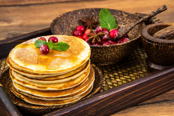 Leckere Pfannkuchen mit Preiselbeeren und Honig — Stockfoto
