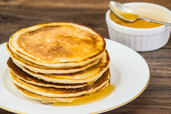 Heißer Pfannkuchen mit duftendem Honig — Stockfoto